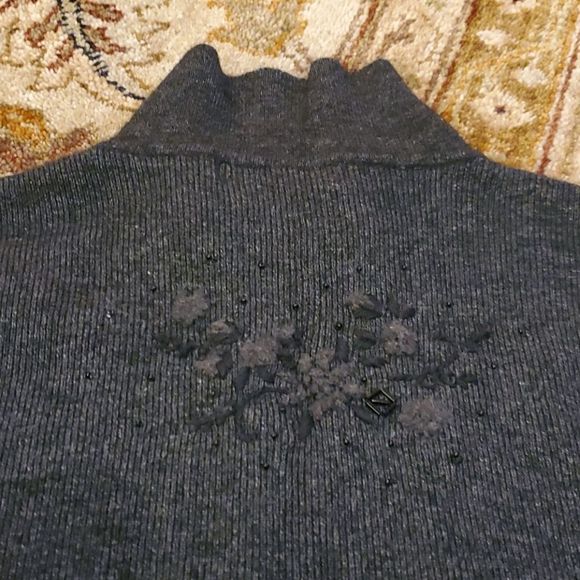 Beautiful heather grey front button sweater floral details * - Picture 4 of 5